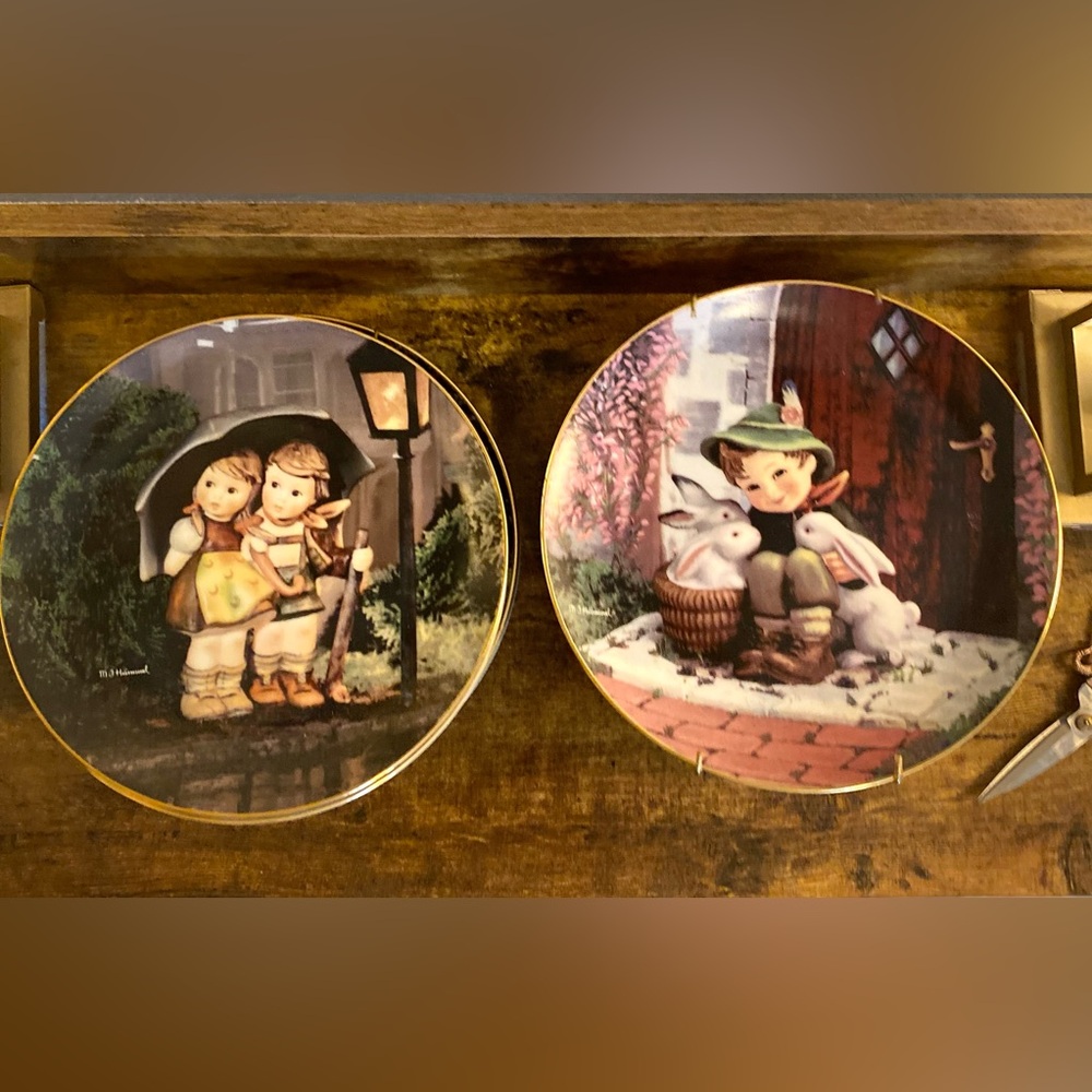 VTG MI Hummel set of 8 porcelain decorative plates